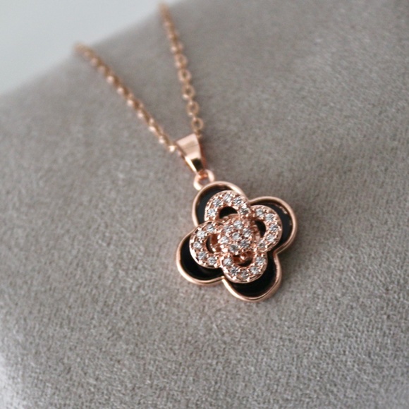 Stainless steel rotating clover pendent necklace - Picture 3 of 3